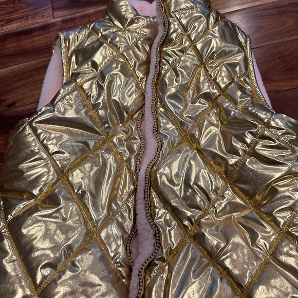 Epic threads girl large gold shiny puffer vest with faux fur pink inside - Picture 2 of 3